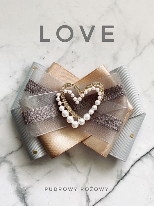 broszki Kolekcja LOVE Brosza z nowoczesnym sercem z perełek