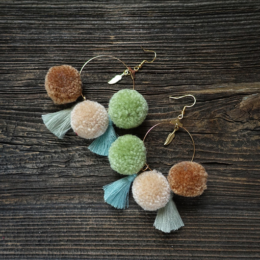 Kolczyki chwosty boho z pomponami Mró Soutache