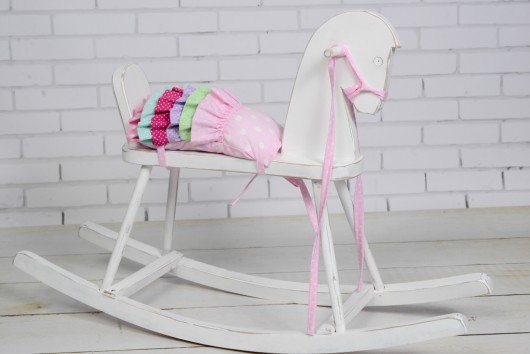 Drewniany Konik na biegunach Pobielony Przetarty LalaShop