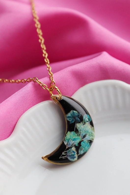 wisiory Naszyjnik księżyc z turkusową gipsówką
