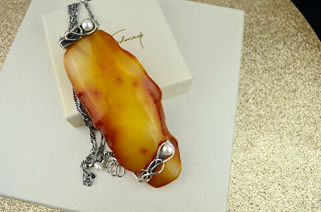 wisiory Naszyjnik z ogromnym bursztynem i perłami