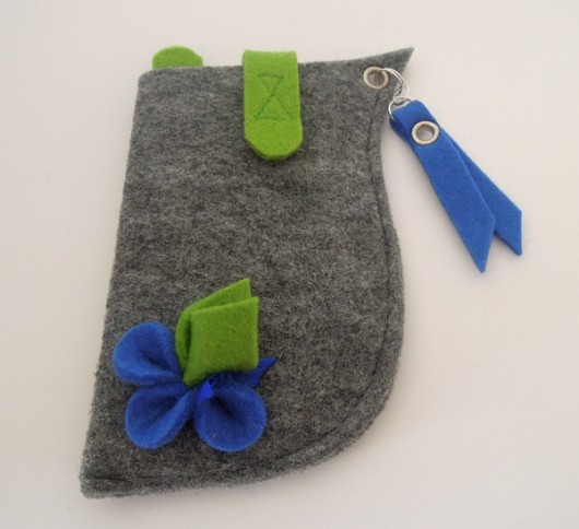 Etui na telefon-Szare z Niebieskim Kwiatkiem Green Sheep