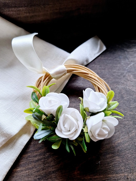 wianki Dekoracyjny wianuszek ze sztucznych kwiatów