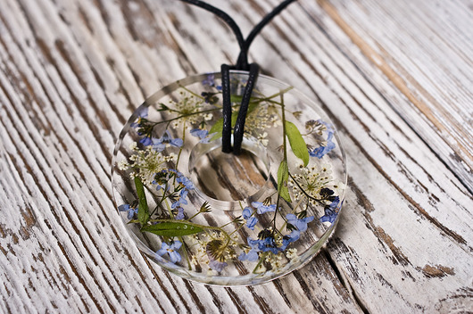 Duży naszyjnik z kwiatkami w żywicy So Jewelry