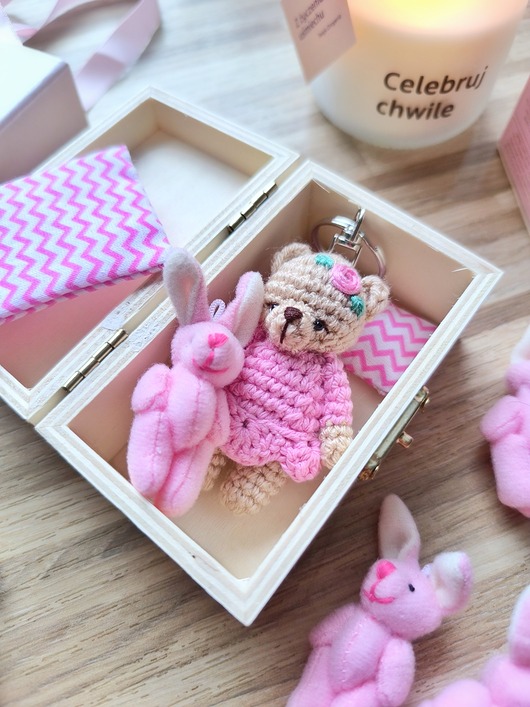 misie i maskotki Breloczek Miś Różyczka brelok zestaw szkatułka, króliczek i pościel