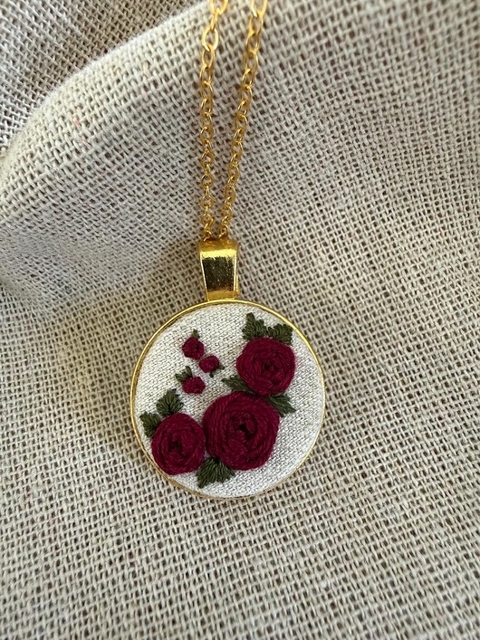 złote naszyjniki Ręcznie wyszywany naszyjnik "Czerwone róże"