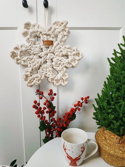 dekoracje świąteczne Duża śnieżynka na szydełku z grubego sznurka bawełnianego " SNOWFLAKE"