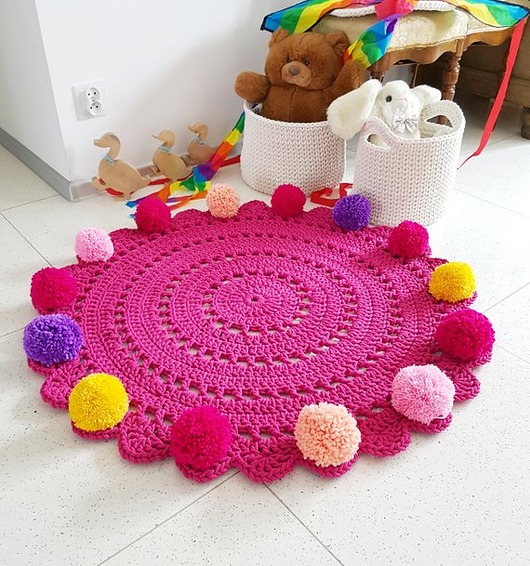 Dywan okrągły ażurowy różowy tęczowe pompony Made of Weaves