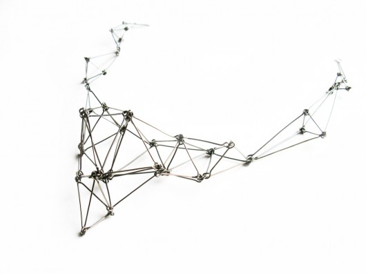 Geometryczny naszyjnik Futuristika ze stali mosko