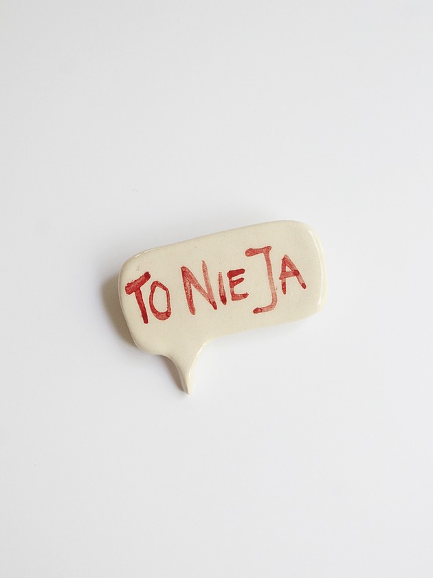 broszki Broszka ceramiczna z napisem TO NIE JA