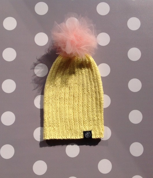 Czapeczka z tiulowym pomponem na wiosnę KG Handmade
