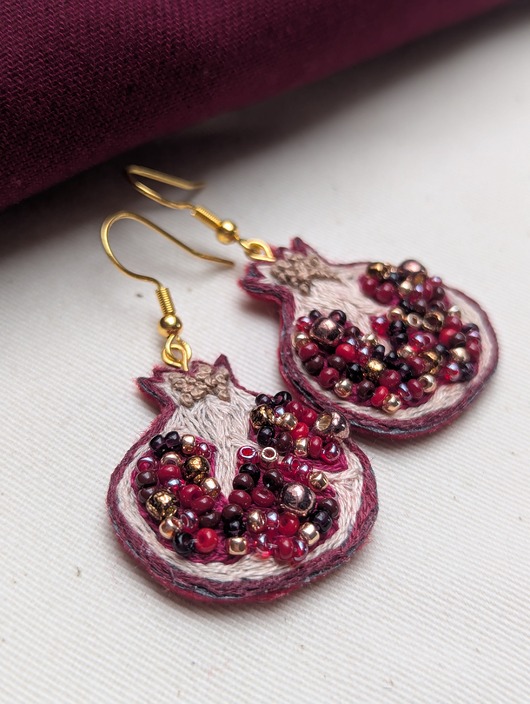 kolczyki z piórami Ręcznie wyszywane kolczyki - owoce granatu - ozdobione koralikami