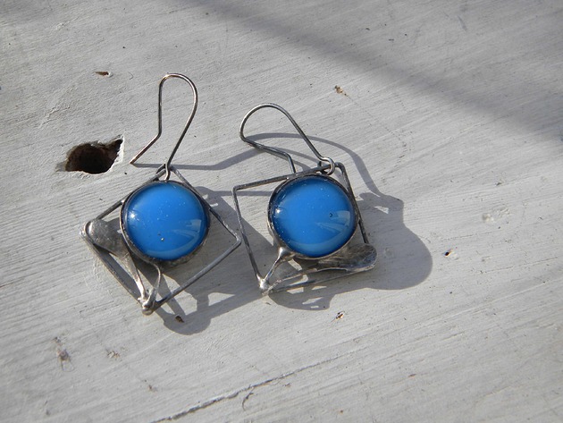 kolczyki wire wrapping Świetlisty niebieski  -  kwiaty   -  kolczyki