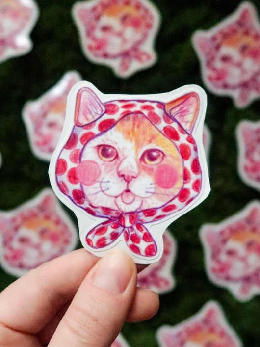 naklejki i wlepy Kot Babuszka w chustce w czerwone grochy / naklejka winylowa