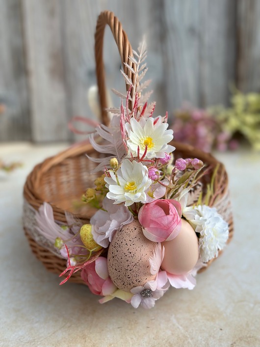 koszyki wielkanocne Wielkanocny koszyczek na święconkę, koszyczek z dekoracją