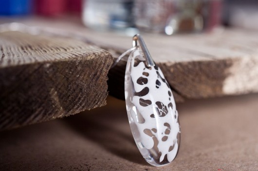 Naszyjnik z żywicy z białym dekorem So Jewelry