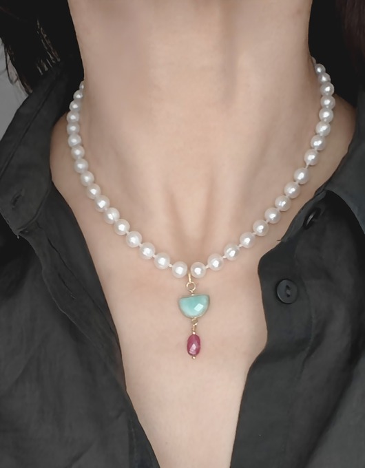 złote naszyjniki Perły na jedwabnym sznurze z różowym szafirem