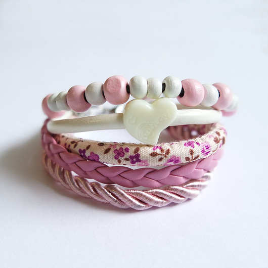 bransoletki drewniane Bransoletka - Różowa, serce - rzemienie, drewniane koraliki