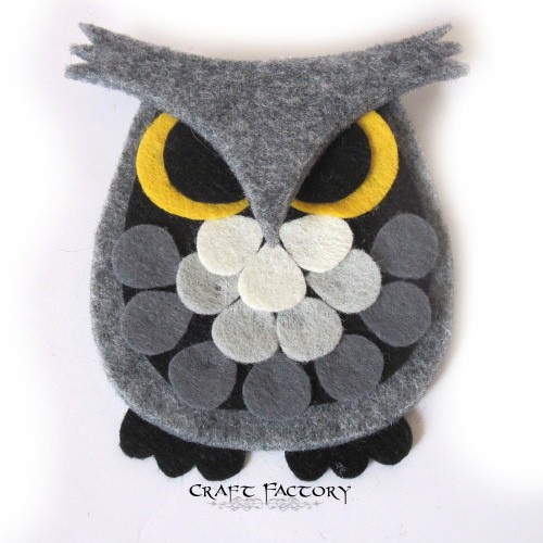 Owlastic Pooh in Grey - broszka Craft Factory