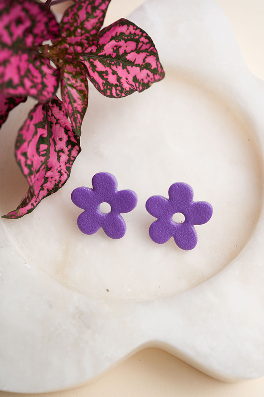kolczyki z masy plastycznej Sztyfty kwiatki mini fioletowe