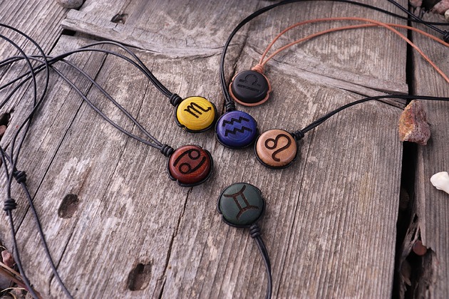 wisiory Naszyjnik znak zodiaku Skorpion - drewniany amulet zodiakalny