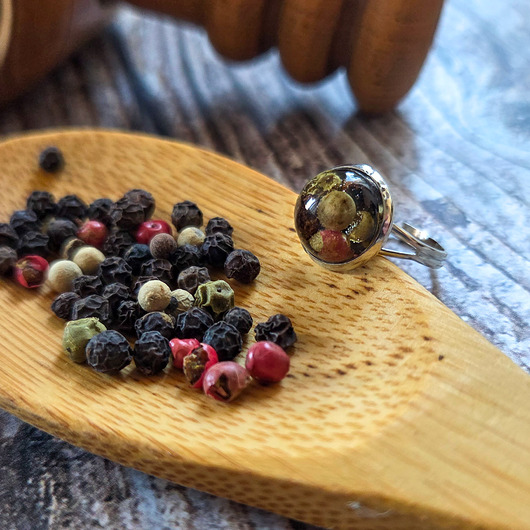 pierścionek z żywicy Pierścionek z pieprzem