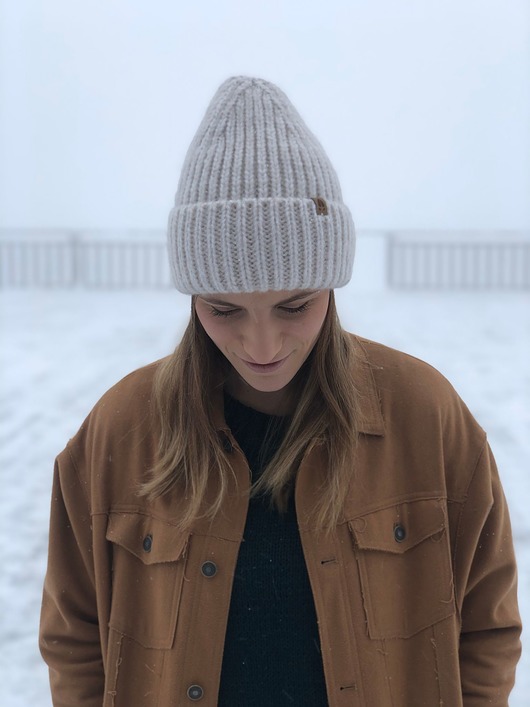 czapki damskie SOWA - duża puchata wełniana czapka- kremowy