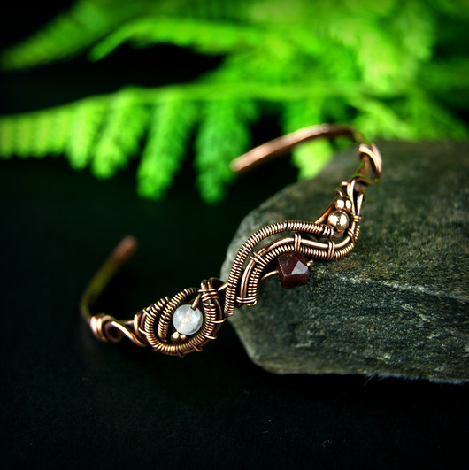 bransoletki wire wrapping Miedziana bransoleta z granatem i różowym kwarcem