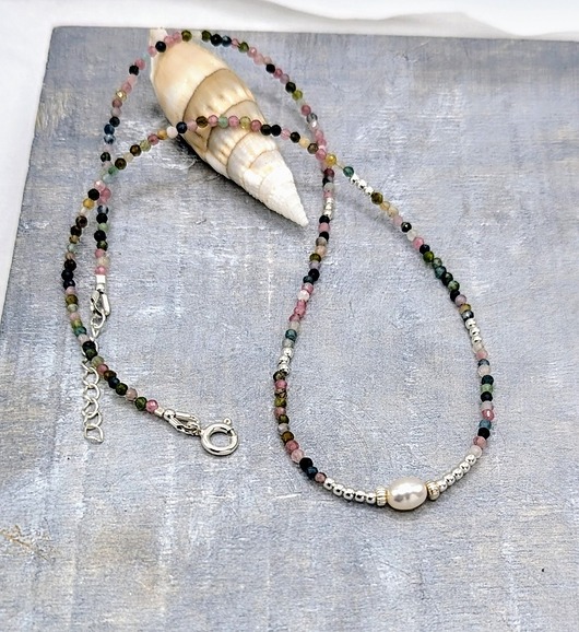 srebrne naszyjniki Subtelny naszyjnik z perełką i kolorowymi turmalinami