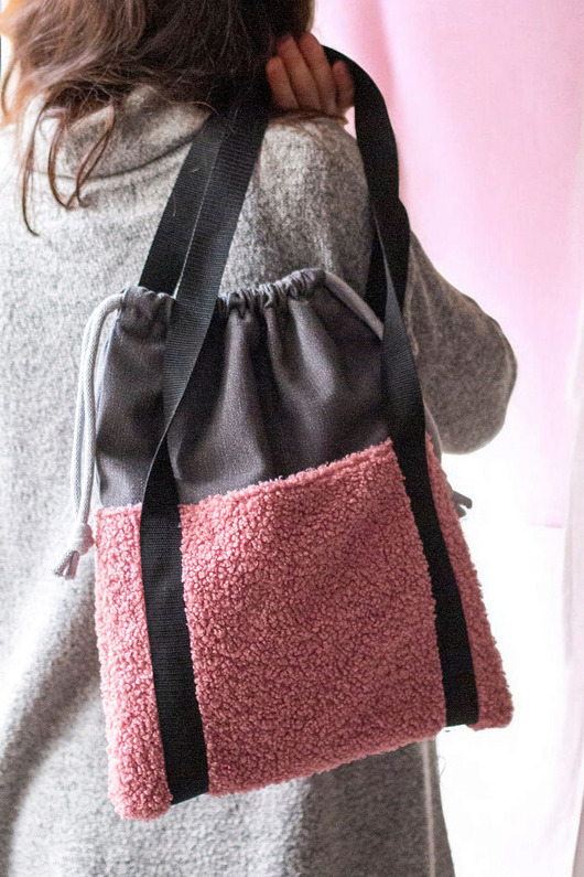 torby na ramię Szaro-różowa torba z kominem baranek