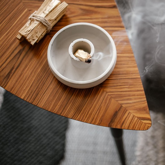 Podstawki pod kadzidełka Betonowa kadzielnica i Palo Santo 25g  biały