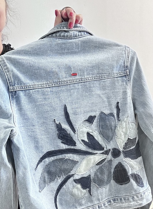 kurtki damskie Kurtka jeansowa z patchworkową aplikacją