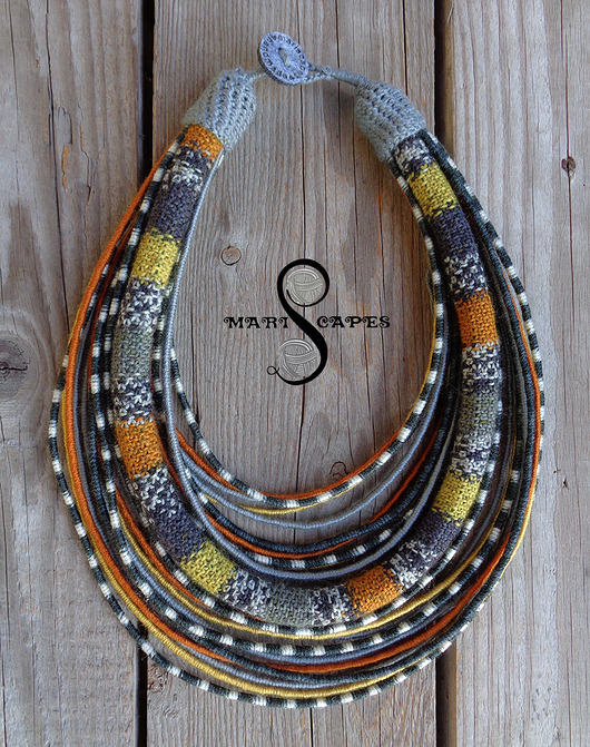 naszyjniki - inne UNIKAT - jesienna masajka z ręcznie dzierganą na drutach liną