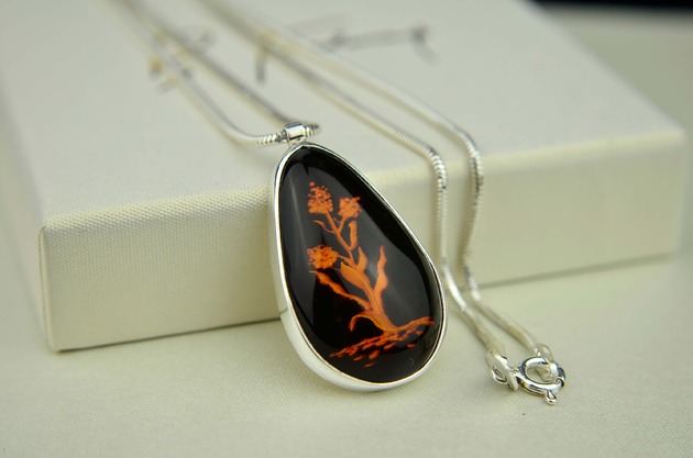 wisiory Naszyjnik z rzeźbionym bursztynem: motyw roślinny