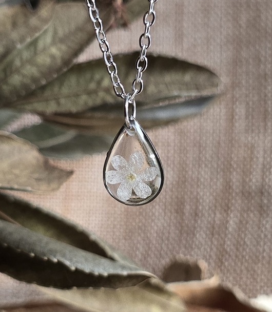 wisiory Zawieszka z unikatową białą niezapominajką