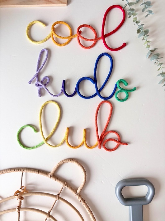 pokój dziecka - różne Tęczowy napis cool kids club do pokoju dziecka, kolorowa dekoracja ścienna