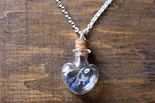 Naszyjnik z niezapominajką w szklanym sercu So Jewelry