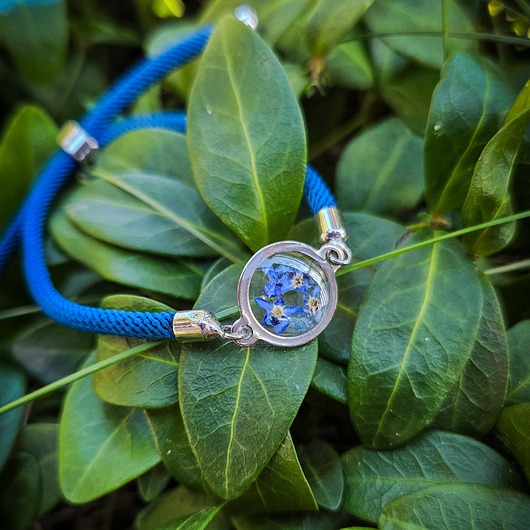 bransoletki z żywicy Bransoletka na sznurku z niezapominajkami