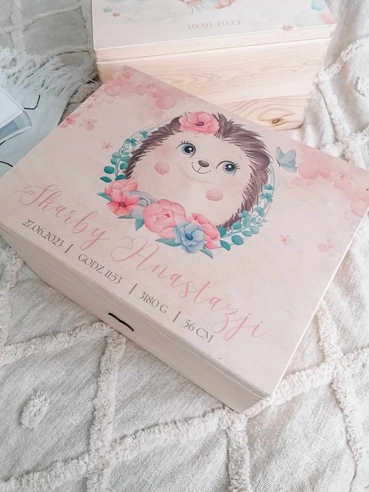 Chrzest - inne JEŻYK Kuferek wspomnień z metryczką, prezent na chrzest, roczek