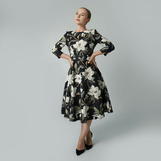 sukienki midi damskie Elegancka sukienka midi rozkloszowana czarna w kwiaty
