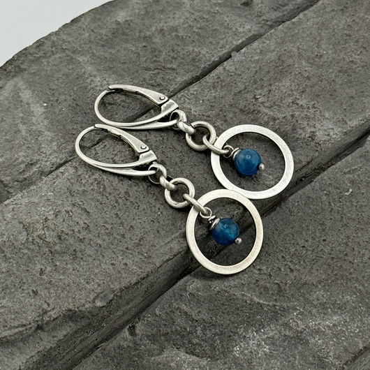 kolczyki z kamieniami Kolczyki apatyty z kołem