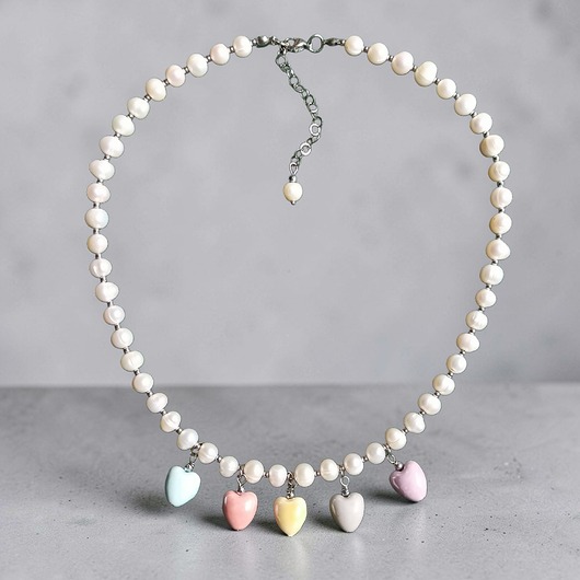 chokery Perły naturalne i pastelowe ceramiczne serduszka : naszyjnik II
