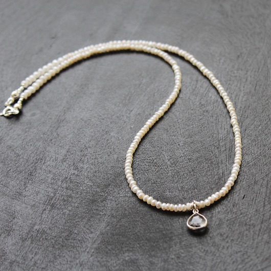naszyjniki - inne Perłowa naszyjnica z zawieszką