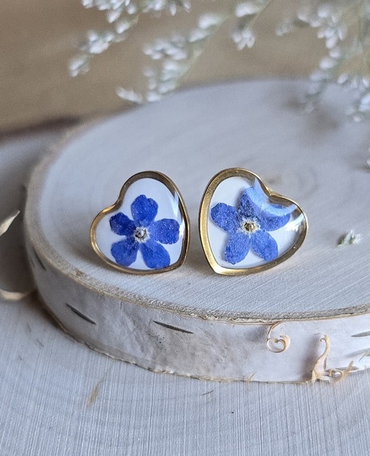 kolczyki z żywicy Wieczne kwiaty niezapominajki złote serca serduszka wkręty kolczyki