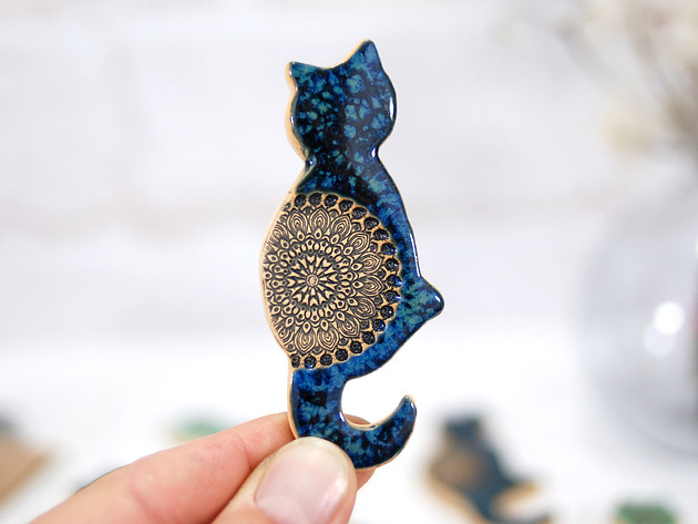 Ceramiczny magnes na lodówkę - niebieski kot 10FingersArt