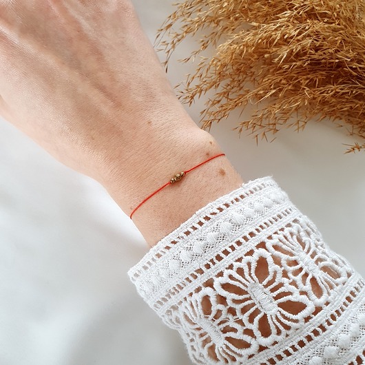 czerwona nitka z kuleczką LEI handmade 
