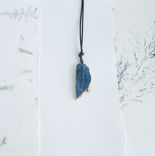 wisiory Kianit niebieski surowy wisior No 4