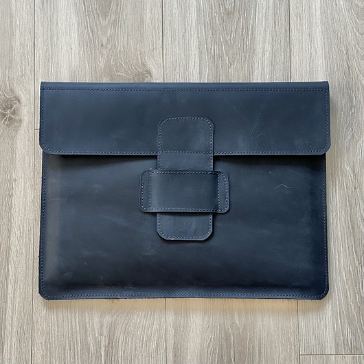 etui na laptopa Granatowa torba skórzana na laptopa 16 cali.