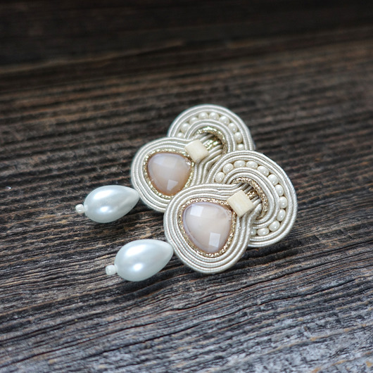 Elaine - beżowe kolczyki ślubne soutache Mró Soutache