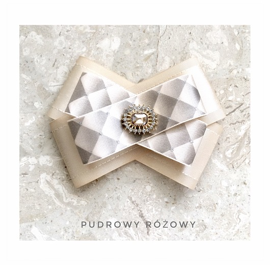 broszki Brosza z trójwymiarową wstążką z diamencikami New